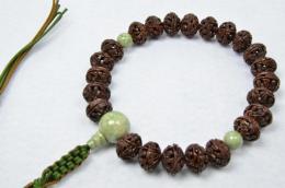 桃の実羅漢彫12×15ミリ　独山玉仕立て